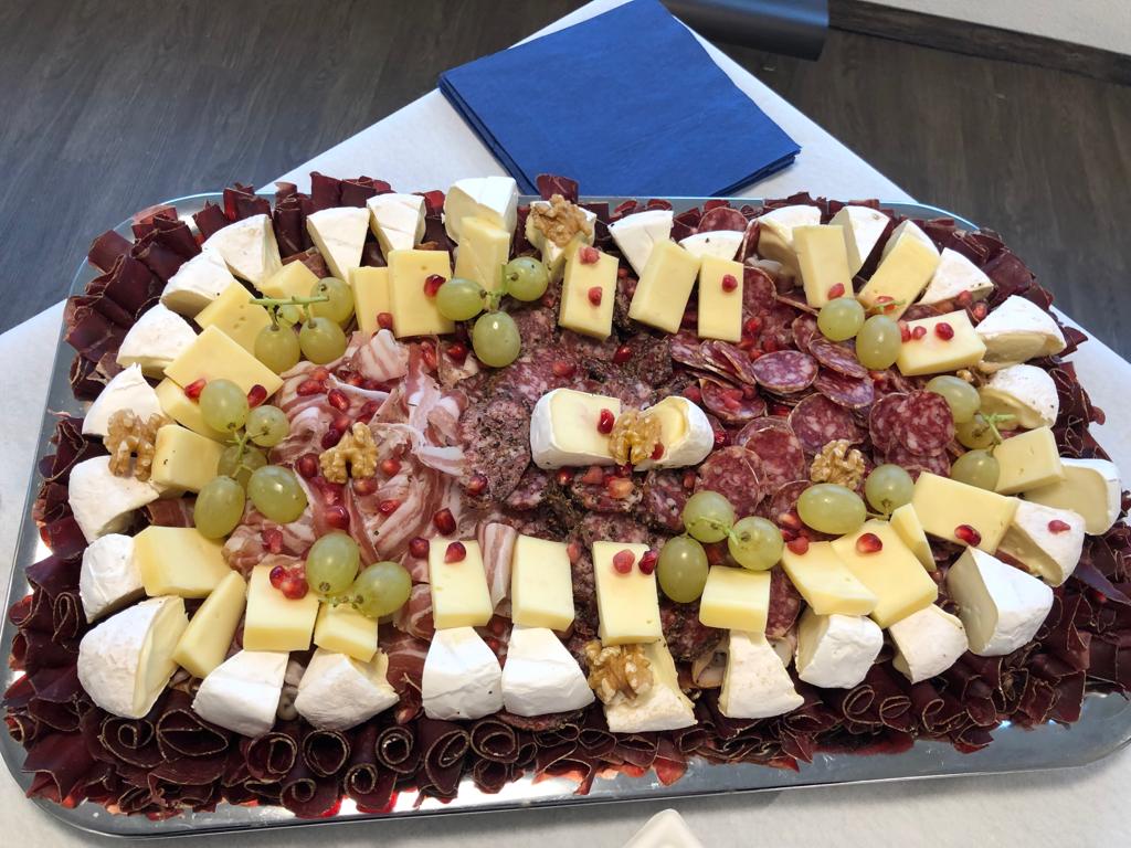 Plateau valaisan — fromages, salaisons, viande s&eacute;ch&eacute;e